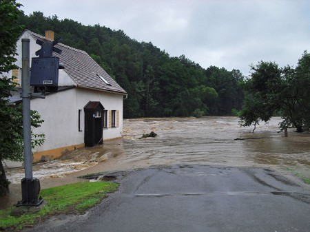 Smědou zaplavovaná cesta z Minkovic